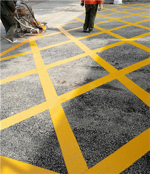 宜昌劃道路標(biāo)線(xiàn)時(shí)，路面有裂